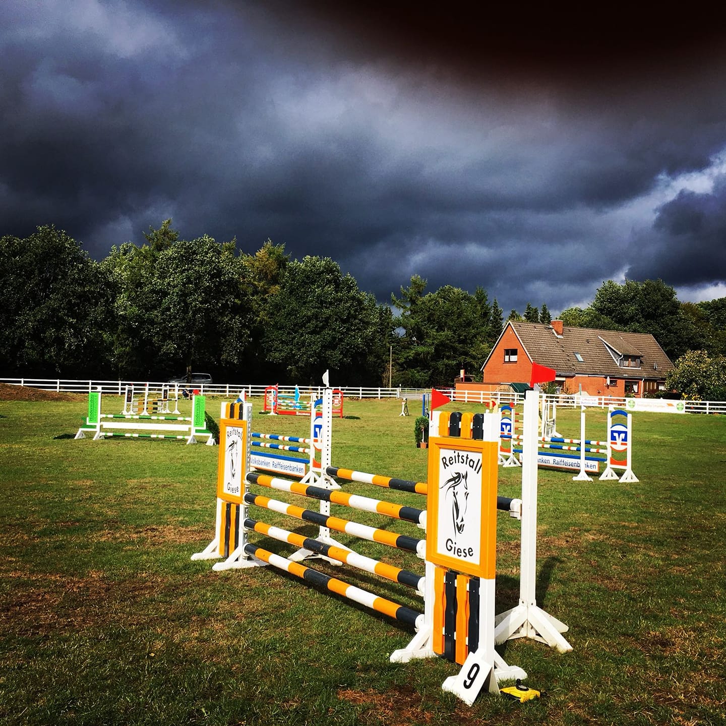 Springparcours vor dramatischer Gewitterwolke