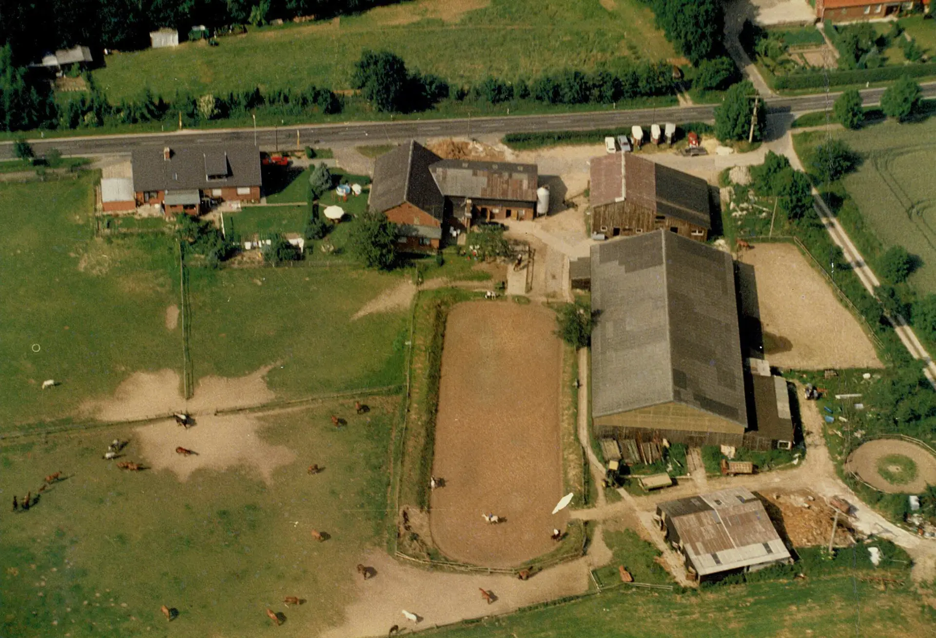 Historisches Luftbild des Reitstalls Giese mit Reitplatz, Halle und Weiden