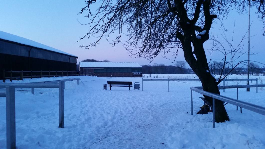 Verschneiter Hof in der Abenddämmerung